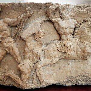 2018 Rheinisches Landesmuseum Trier, Ehrenbogen-Relief mit Kämpfer. Экспонат из собрания: Рейнский земельный музей Трира.