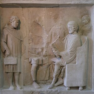 Funerary relief from Neumagen depicting a man (the master) consulting a register, around 220 AD, Rheinisches Landesmuseum Trier, Germany (34486326592). Экспонат из собрания: Рейнский земельный музей Трира.