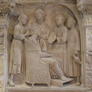 Funerary relief from Neumagen depicting a woman's hair being dressed by her slaves, circa 220 AD, Rheinisches Landesmuseum Trier, Germany (34626922225). Экспонат из собрания: Рейнский земельный музей Трира.