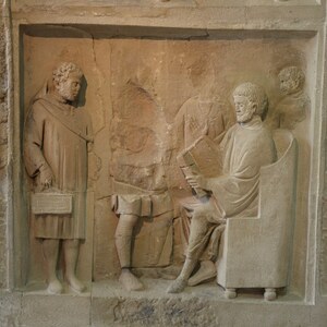 Funerary relief from Neumagen depicting man consulting a register, 2nd-3rd century AD, Rheinisches Landesmuseum Trier, Germany (34486326592). Экспонат из собрания: Рейнский земельный музей Трира.