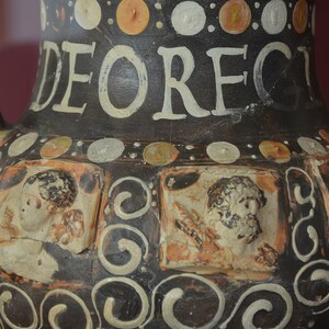 Terracotta vessel with relief decoration and the inscription DEO REGI CVPITI in white barbotine, end of 3rd century - early 4th century AD, Rheinisches Landesmuseum Trier. Экспонат из собрания: Рейнский земельный музей Трира.