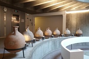 Лугдунум: музей и римские театры: Lyon 5e - Musée Lugdunum, amphores à l'entrée.