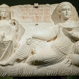 Lyon 5e - Musée Lugdunum - Exposition Un Empire, des peuples - Relief de Maliku. Экспонат из собрания: Лугдунум: музей и римские театры.