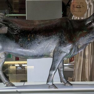 Lyon 5e - Musée Lugdunum - Exposition C'est canon ! L'art chez les Romains - Statuette de génisse (Bronze.1157) 01. Экспонат из собрания: Лугдунум: музей и римские театры.