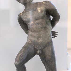 Arles - Musée départemental de l'Arles antique - Statue de captif. Экспонат из собрания: Музей античного Арля.
