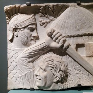 Musée départemental Arles antique - L'armée de Rome - Relief du Dace, Louvre Ma412 - MR723. Экспонат из собрания: Музей античного Арля.