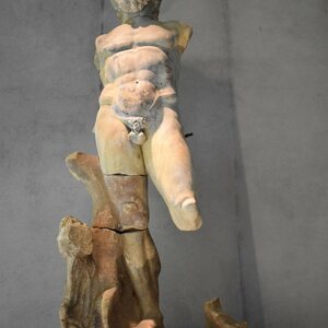 Musée Arles - Statue de Neptune 01. Экспонат из собрания: Музей античного Арля.