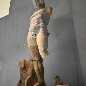 Musée Arles - Statue de Neptune 02. Экспонат из собрания: Музей античного Арля.