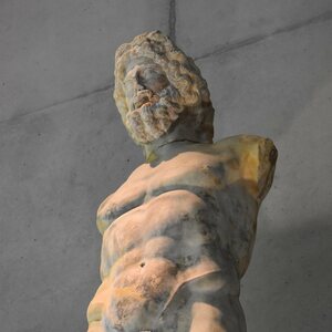 Musée Arles - Statue de Neptune 03. Экспонат из собрания: Музей античного Арля.