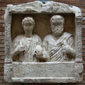Funerary relief of T Vettius Pomponianus and Caesia Felicissima (Merida, MNAR CE4402). Экспонат из собрания: Национальный музей римского искусства в Мериде.