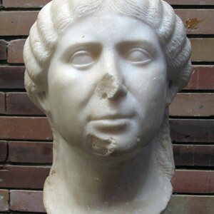 Portrait head of woman (Merida, MNAR CE686). Экспонат из собрания: Национальный музей римского искусства в Мериде.