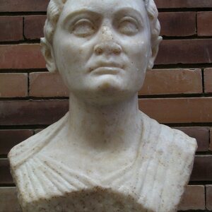Portrait head of woman (Merida, MNAR CE688). Экспонат из собрания: Национальный музей римского искусства в Мериде.