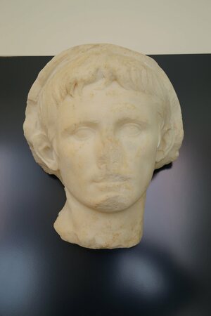 Portrait of Augustus "Capite velato" in Museo archeologico nazionale (Taranto). Экспонат из собрания: MArTA: Национальный археологический музей Таранто.