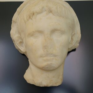 Portrait of Augustus "Capite velato" in Museo archeologico nazionale (Taranto). Экспонат из собрания: MArTA: Национальный археологический музей Таранто.