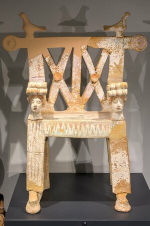 Taranto - MArTA - Sedia in terracotta policroma. Экспонат из собрания: MArTA: Национальный археологический музей Таранто.