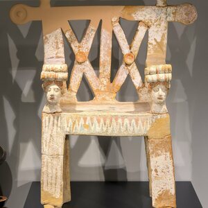 Taranto - MArTA - Sedia in terracotta policroma. Экспонат из собрания: MArTA: Национальный археологический музей Таранто.