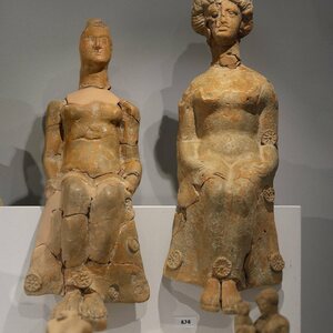 Statuette di donne in trono, 350-325 a.C. Museo Archeologico di Taranto -FG. Экспонат из собрания: MArTA: Национальный археологический музей Таранто.