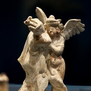Eros e Psiche, terracotta policroma, primi decenni del III sec. a.C. Da Egnazia -FG4. Экспонат из собрания: MArTA: Национальный археологический музей Таранто.