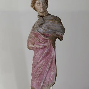 Figura femminile in terracotta policroma, inizi del III sec. a.C. -FG2. Экспонат из собрания: MArTA: Национальный археологический музей Таранто.