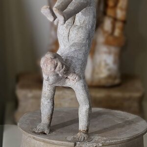 Acrobata, terracotta policroma, 320-300 a.C. -FG2. Экспонат из собрания: MArTA: Национальный археологический музей Таранто.