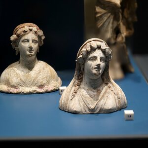 Busti di donna in terracotta policroma, primi decenni del III sec. a.C. Da Egnazia -FG. Экспонат из собрания: MArTA: Национальный археологический музей Таранто.