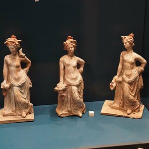 Statuette di donna in terracotta policroma, primi decenni del III sec. a.C. Da Egnazia -FG7. Экспонат из собрания: MArTA: Национальный археологический музей Таранто.