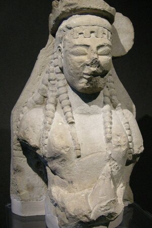 Museo archeologico regionale paolo orsi, kore in calcare da monte casale, 570-560 ac. Object from the collection: Paolo Orsi Regional Archaeological Museum.