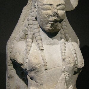 Museo archeologico regionale paolo orsi, kore in calcare da monte casale, 570-560 ac. Экспонат из собрания: Региональный археологический музей Паоло Орси.