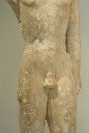 Museo archeologico regionale paolo orsi, kouros, da megara hyblaea necropoli sud, metà VI sec. ac. 02. Object from the collection: Paolo Orsi Regional Archaeological Museum.