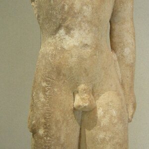 Museo archeologico regionale paolo orsi, kouros, da megara hyblaea necropoli sud, metà VI sec. ac. 02. Экспонат из собрания: Региональный археологический музей Паоло Орси.