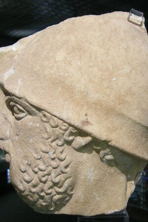 Museo archeologico regionale paolo orsi, testa di guerriero da stele funebre in marmo pario, da kamarina, 460-450 ac. Object from the collection: Paolo Orsi Regional Archaeological Museum.