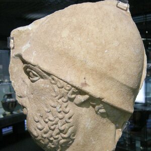 Museo archeologico regionale paolo orsi, testa di guerriero da stele funebre in marmo pario, da kamarina, 460-450 ac. Экспонат из собрания: Региональный археологический музей Паоло Орси.
