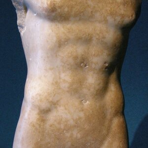 Museo archeologico regionale paolo orsi, torso di kouros da grammichele, inizi V secolo a.c. Экспонат из собрания: Региональный археологический музей Паоло Орси.