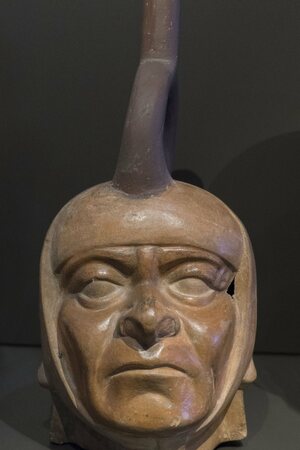 Cabeza mochica (26776254082). Object from the collection: National Archaeological Museum, Madrid.