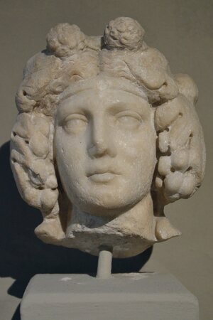 Marble head of Dionysus, from the Gymnasium of Salamis, 2nd century AD, Cyprus Museum, Nicosia, Cyprus (22309811890). Экспонат из собрания: Кипрский музей.