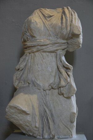 Marble statue of Artemis, from the Gymnasium of Salamis, 2nd century AD, Cyprus Museum, Nicosia, Cyprus (21876521963). Экспонат из собрания: Кипрский музей.