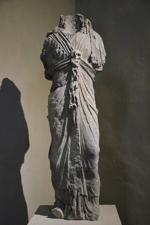 Marble statue of Isis, from the Gymnasium of Salamis, 2nd century AD, Cyprus Museum, Nicosia, Cyprus (21874979664). Экспонат из собрания: Кипрский музей.