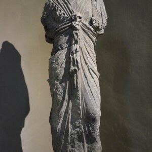 Marble statue of Isis, from the Gymnasium of Salamis, 2nd century AD, Cyprus Museum, Nicosia, Cyprus (21874979664). Экспонат из собрания: Кипрский музей.