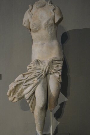 Statue of Aphrodite, from the Gymnasium of Salamis, 2nd century AD, Cyprus Museum, Nicosia, Cyprus (21875062714). Экспонат из собрания: Кипрский музей.