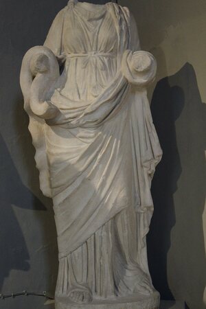Statue of Hygeia, from the Gymnasium of Salamis, 2nd century AD, Cyprus Museum, Nicosia, Cyprus (22497796245). Экспонат из собрания: Кипрский музей.