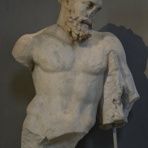 Upper part of a statue of Hercules of the Farnese type (Hercules resting), from the Gymnasium of Salamis, 2nd century AD, Cyprus Museum, Nicosia, Cyprus (22310868469). Экспонат из собрания: Кипрский музей.