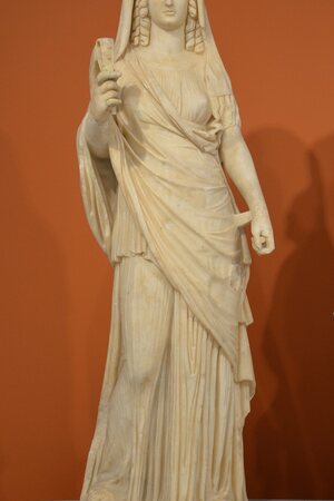 Detail of Persephone-Isis, Statue group of Persephone (as Isis) and Pluto (as Serapis), from the Sanctuary of the Egyptian Gods at Gortyna, mid-2nd century AD, Heraklion . Экспонат из собрания: Археологический музей Ираклиона.