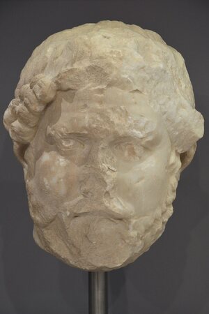 Marble head of Hadrian (type Imperatori 32), traces of colour are preserved at the iris of the eyes, Heraklion Archaeological Museum (30351634156). Экспонат из собрания: Археологический музей Ираклиона.