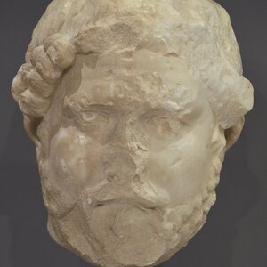 Marble head of Hadrian (type Imperatori 32), traces of colour are preserved at the iris of the eyes, Heraklion Archaeological Museum (30351634156). Экспонат из собрания: Археологический музей Ираклиона.
