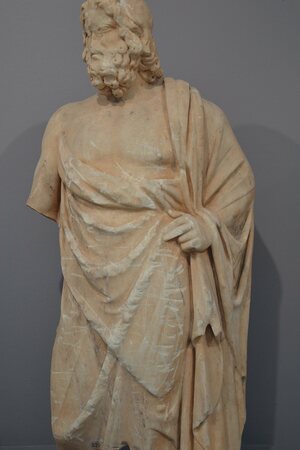 Small marble statue of Asclepius, god of medecine, early 2nd century AD, found in Gortyn, Heraklion Archaeological Museum (30665967165). Экспонат из собрания: Археологический музей Ираклиона.