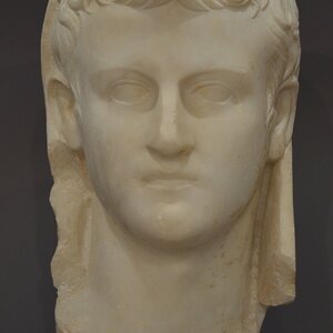 Caligula, the head, covered with a toga, was inserted in a statue, found in Gortyn, Heraklion Archaeological Museum (30301824181). Экспонат из собрания: Археологический музей Ираклиона.