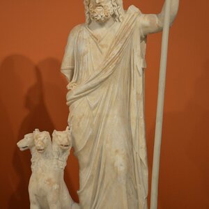 Detail of Pluto-Serapis, Statue group of Persephone (as Isis) and Pluto (as Serapis), from the Sanctuary of the Egyptian Gods at Gortyna, mid-2nd century AD, Heraklion Ar. Экспонат из собрания: Археологический музей Ираклиона.