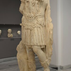 Headless statue of Hadrian, he is shown as a triumphant army commander with a cuirass, found in Gortyn, Heraklion Archaeological Museum (30301945161) (2). Экспонат из собрания: Археологический музей Ираклиона.
