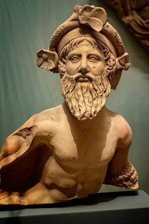 Athenian Fragmentary votive sculpture of Dionysus (?) Greek Ashmolean Museum. Экспонат из собрания: Эшмолеан: античные коллекции.