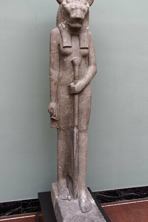 Statue of the goddess Sekhmet, Ancient Egyptian art in Ny Carlsberg Glyptotek, 20220618 1029 6989. Экспонат из собрания: Новая глиптотека Карлсберга и античность.